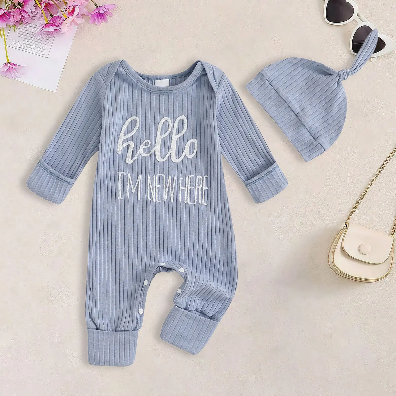 CuddleBaby – Hej, jeg er ny her – Sæt med baby-jumpsuit og hue