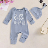 Thumbnail for CuddleBaby – Hej, jeg er ny her – Sæt med baby-jumpsuit og hue