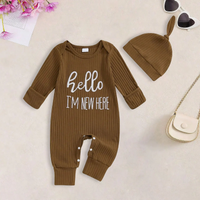 Thumbnail for CuddleBaby – Hej, jeg er ny her – Sæt med baby-jumpsuit og hue