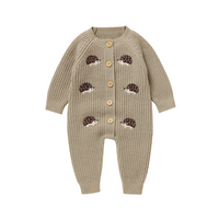 Thumbnail for CozyHedge – Blødt & varmt – Strikket baby-jumpsuit med pindsvin-print