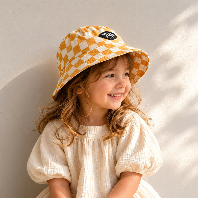 Bucket Hat – Sød & beskyttende – børnehue med ternet mønster