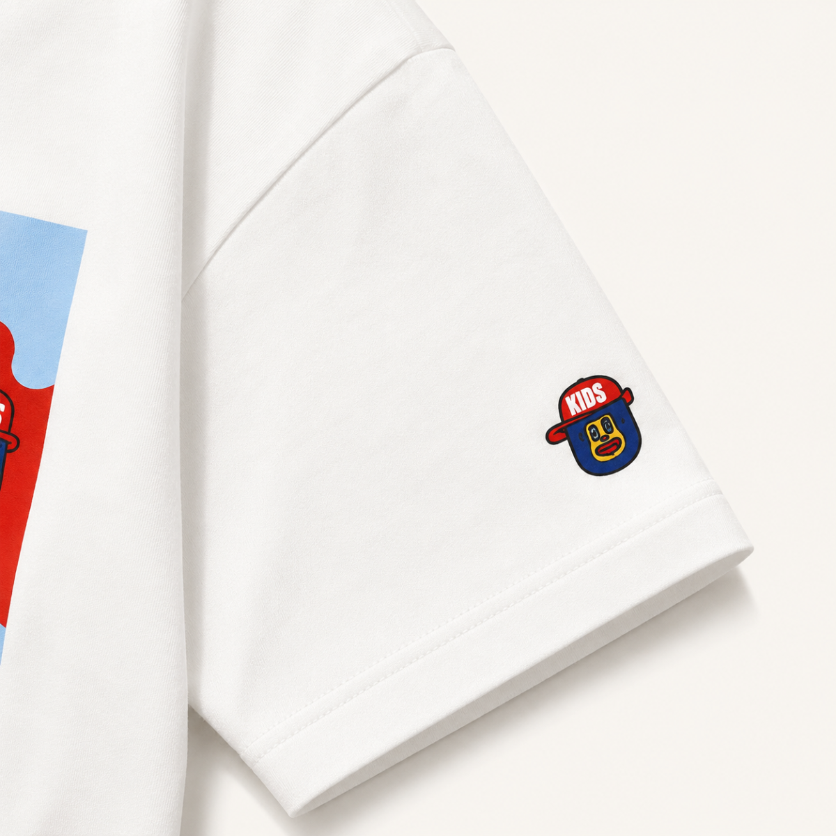 TinyTrend – Afslappet og stilfuldt – Børnet-shirt med farverigt printmønster