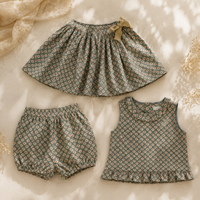 Thumbnail for Matching Set – Behagelig & med tusindfryd-mønster – bloomers, nederdel og bluse