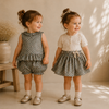 Matching Set – Behagelig & med tusindfryd-mønster – bloomers, nederdel og bluse