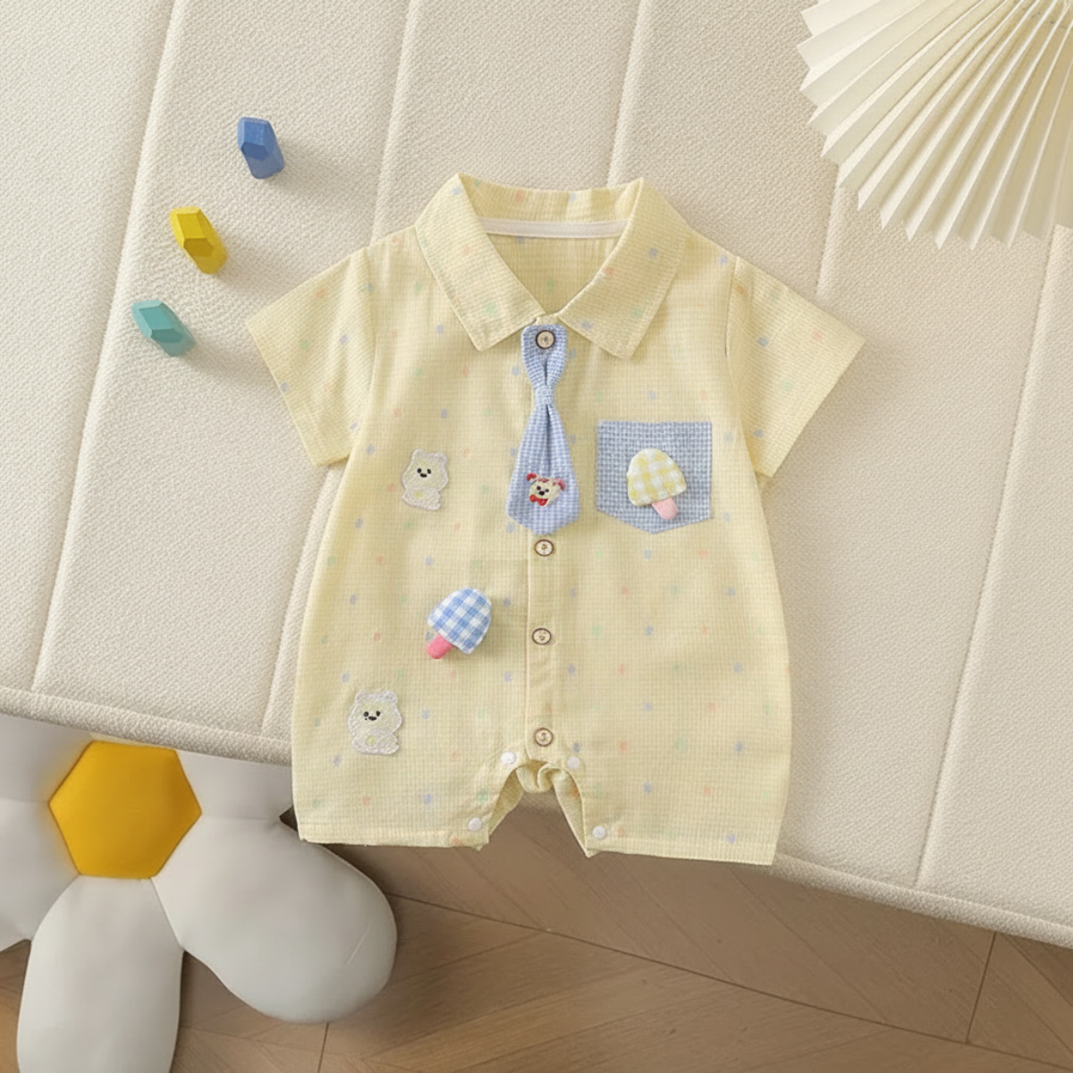KiddoStyle – Sød & blød – Børnejumpsuit med slips og patch