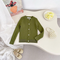 Thumbnail for CozyBelle – Elegant og varm – strikket vest med knapper