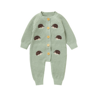 Thumbnail for CozyHedge – Blødt & varmt – Strikket baby-jumpsuit med pindsvin-print