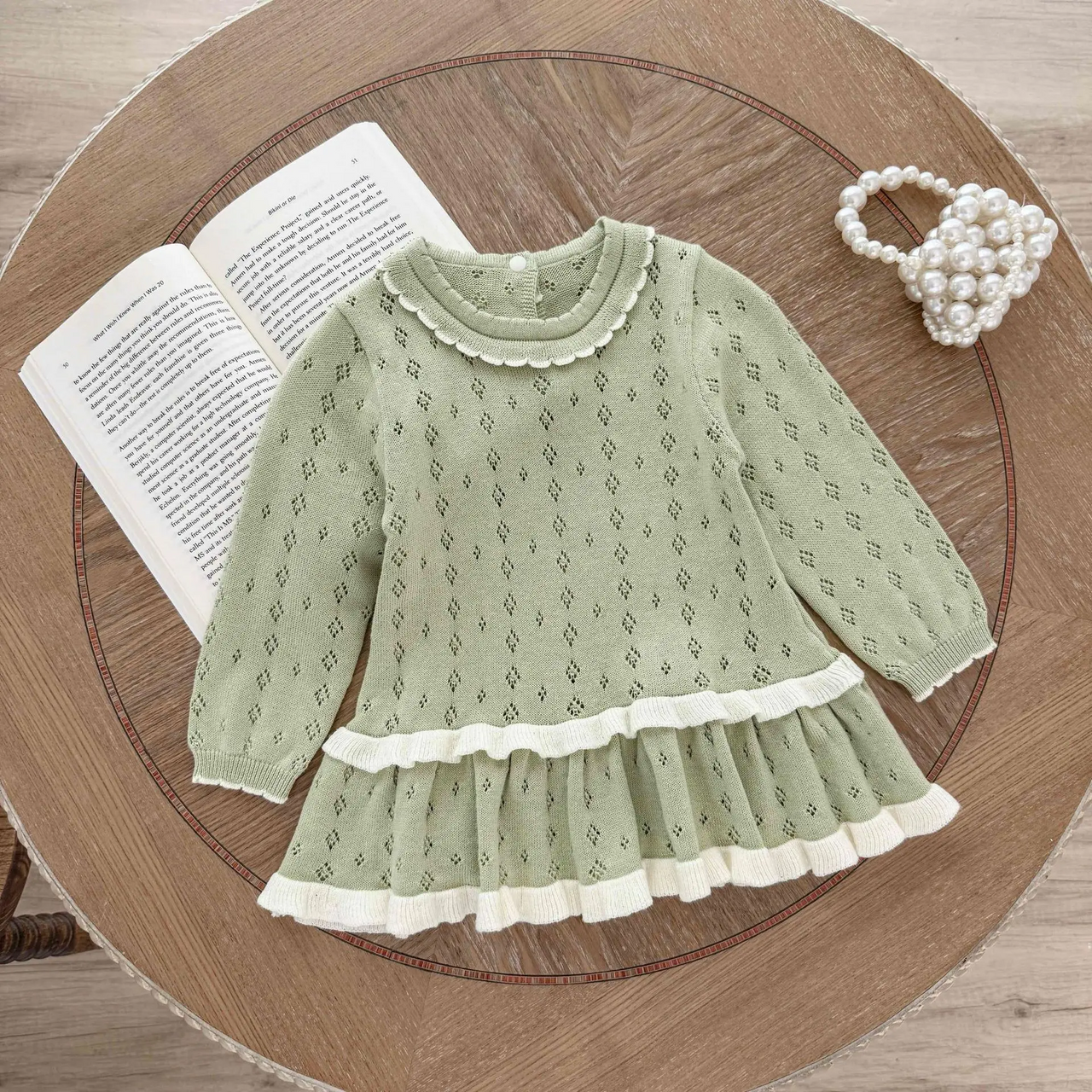 MiniBelle – Elegant og blød – Strikket babykjole med flæsedetaljer