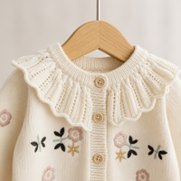 Thumbnail for FloraKnit – Varm og moderigtig – strikket vest med blomsterdetaljer