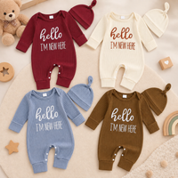 Thumbnail for CuddleBaby – Hej, jeg er ny her – Sæt med baby-jumpsuit og hue
