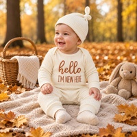 Thumbnail for CuddleBaby – Hej, jeg er ny her – Sæt med baby-jumpsuit og hue