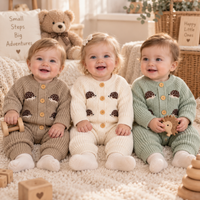 Thumbnail for CozyHedge – Blødt & varmt – Strikket baby-jumpsuit med pindsvin-print