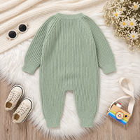 Thumbnail for CozyHedge – Blødt & varmt – Strikket baby-jumpsuit med pindsvin-print