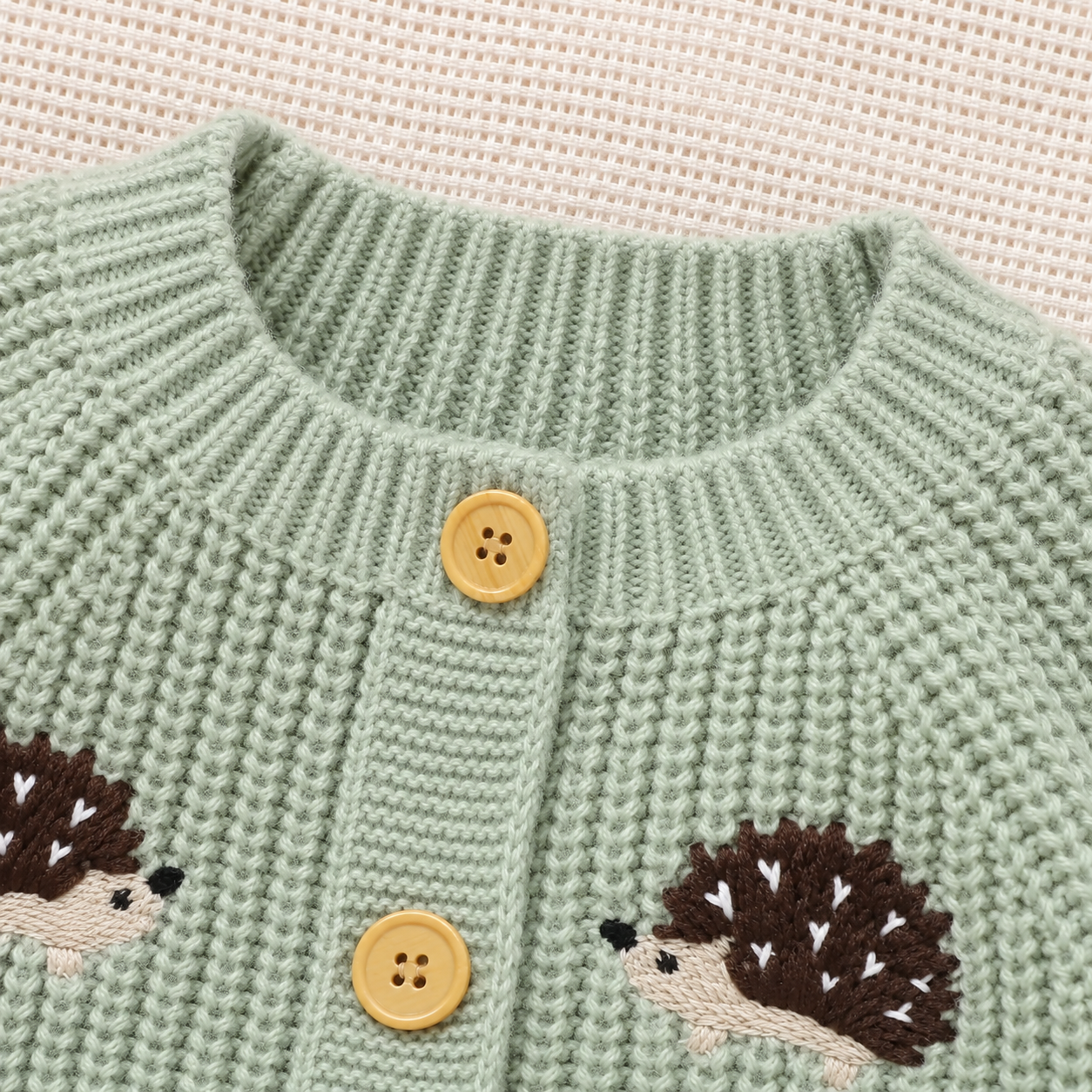 CozyHedge – Blødt & varmt – Strikket baby-jumpsuit med pindsvin-print