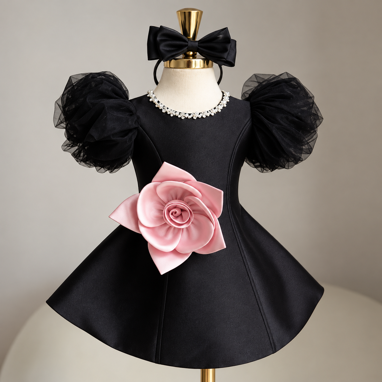 LittleRose – Elegant og festligt – Pige-kjole med 3D-blomst og pufærmer