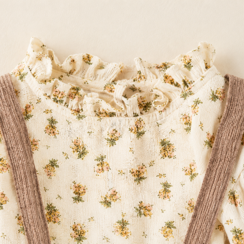 SweetPea – Babypige-outfit med flæser og blomsterprint