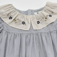 Thumbnail for Princess Dress – Stilfuld og behagelig – Kjole med broderet krave