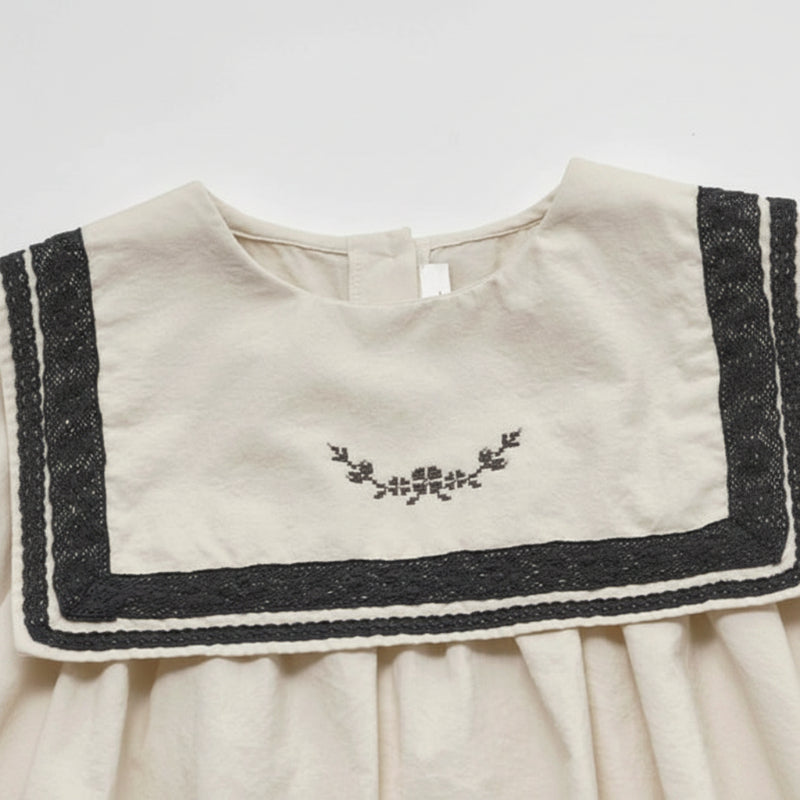 Sailor Top – Elegant og behagelig – Bluse med blondedetaljer og pufærmer