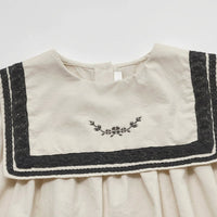 Thumbnail for Sailor Top – Elegant og behagelig – Bluse med blondedetaljer og pufærmer