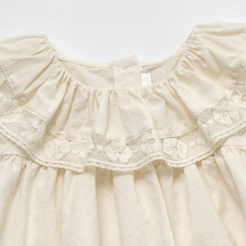 Ruffle Collar Top – Elegant og behagelig – Top med dekorativ krave og pufærmer