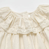 Thumbnail for Ruffle Collar Top – Elegant og behagelig – Top med dekorativ krave og pufærmer