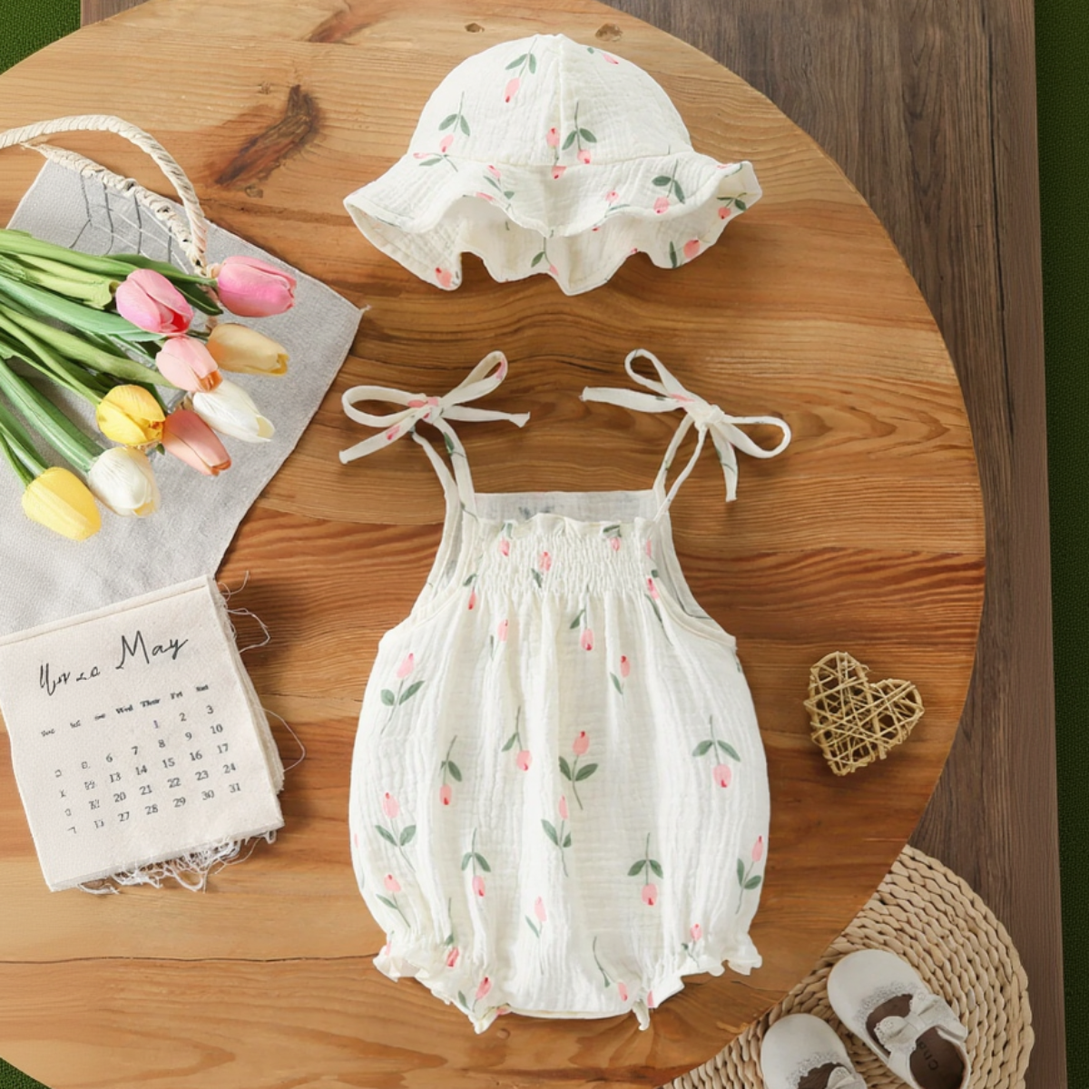LittleBlossom – Sommerlig komfort og stil – Baby-bodysuit med hue