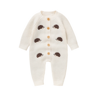 Thumbnail for CozyHedge – Blødt & varmt – Strikket baby-jumpsuit med pindsvin-print