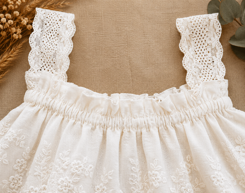 TinyLuxe – Zomerset med blonder-top og bukser med brede ben
