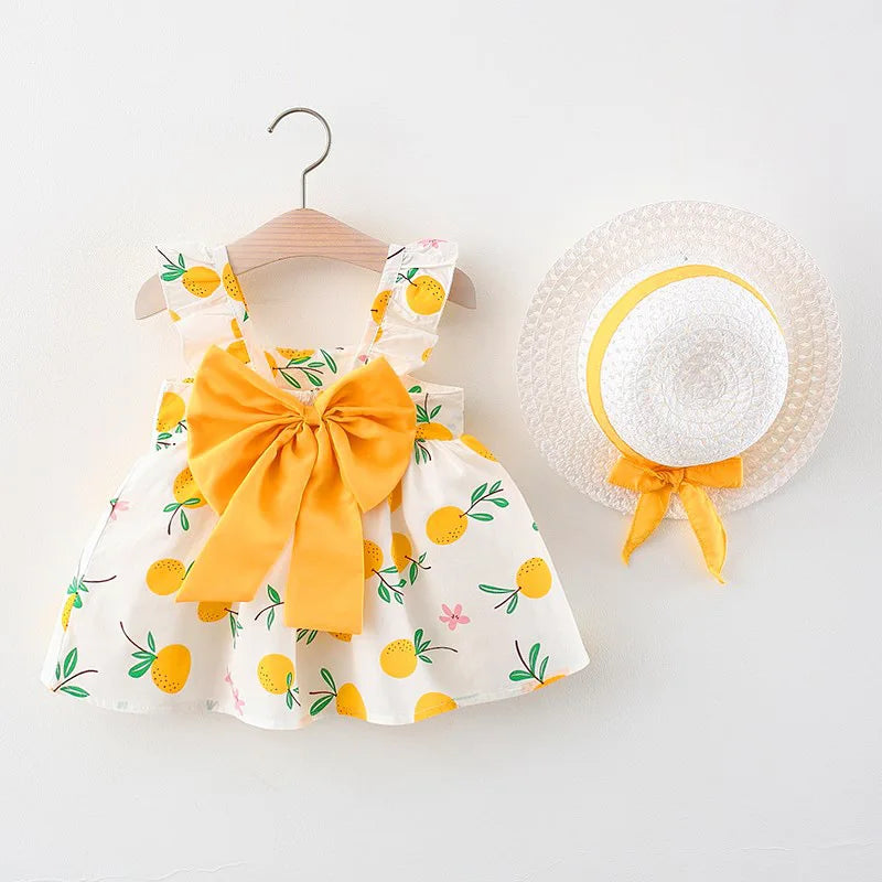 Mini Fashion™ – Sød og sommerlig – Frugtkjole (inkluderer GRATIS stråhat)