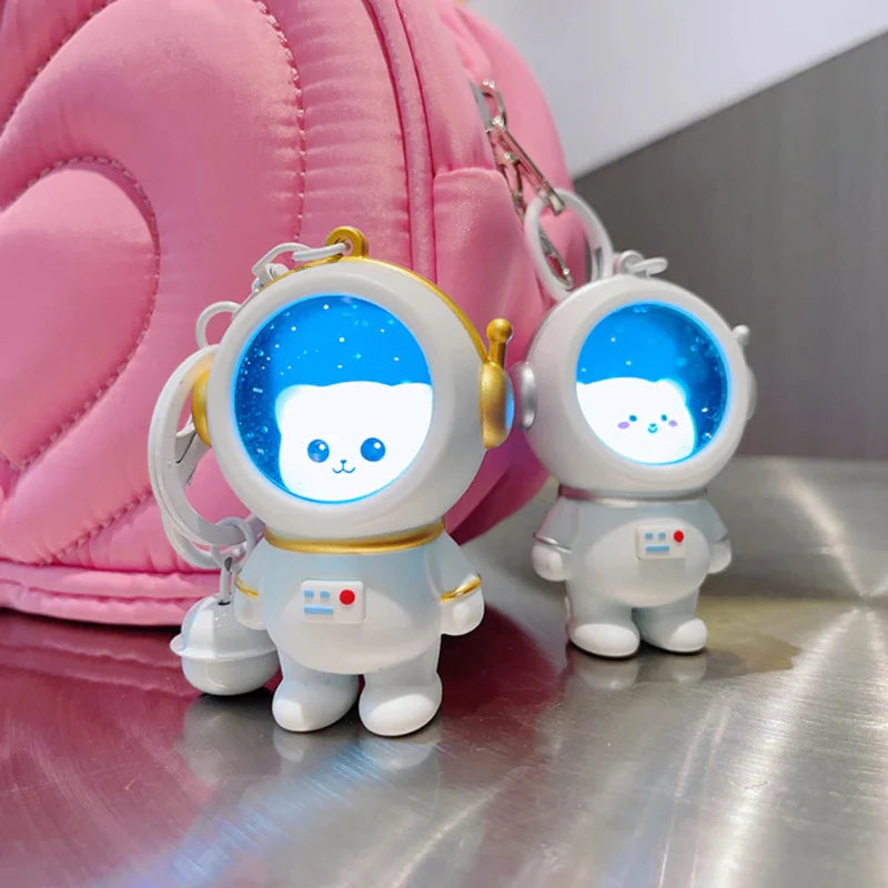 Glowing Astronaut Charm – Sød & lysende – Astronaut-taskehænger