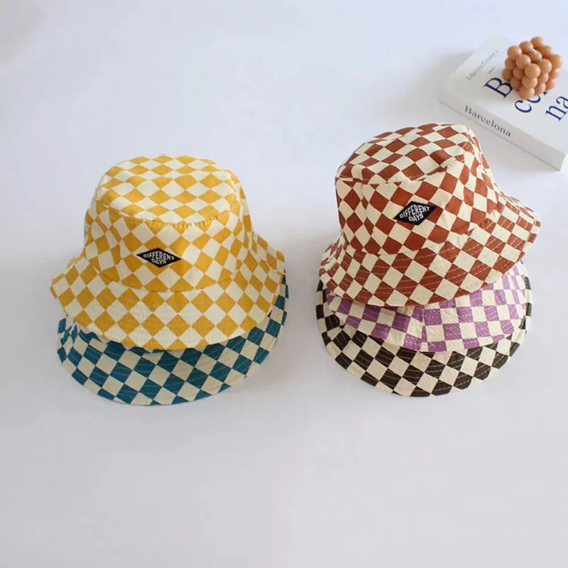 Bucket Hat – Sød & beskyttende – børnehue med ternet mønster