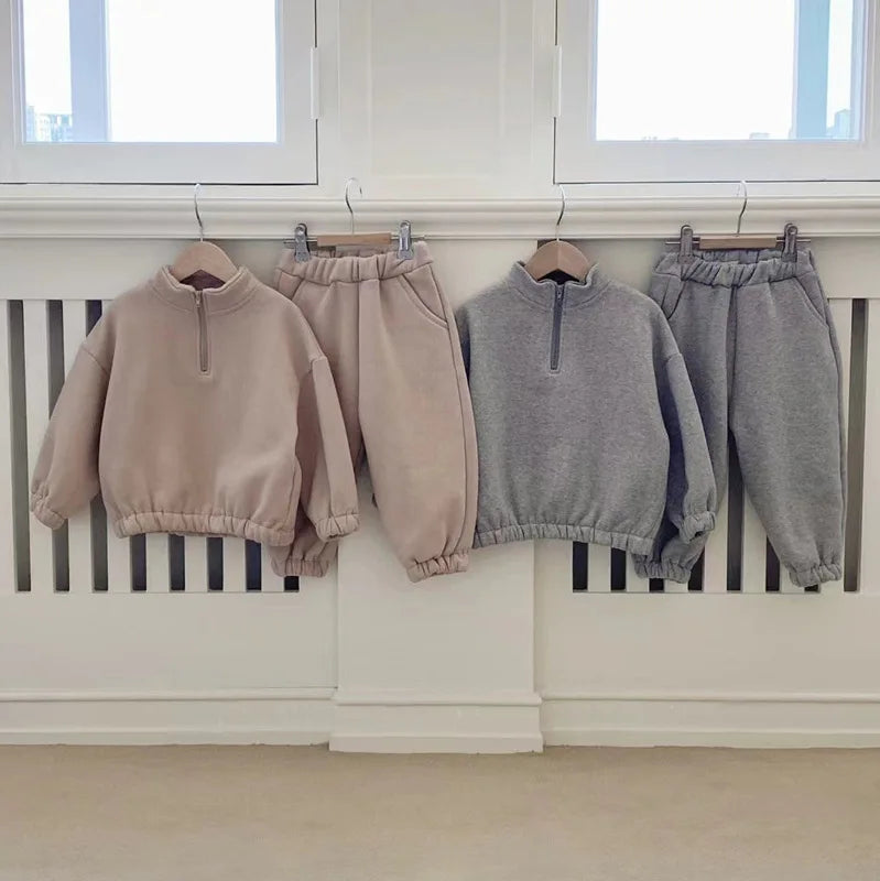 Mini Fashion™ - Fleece træningsdragt med lynlås