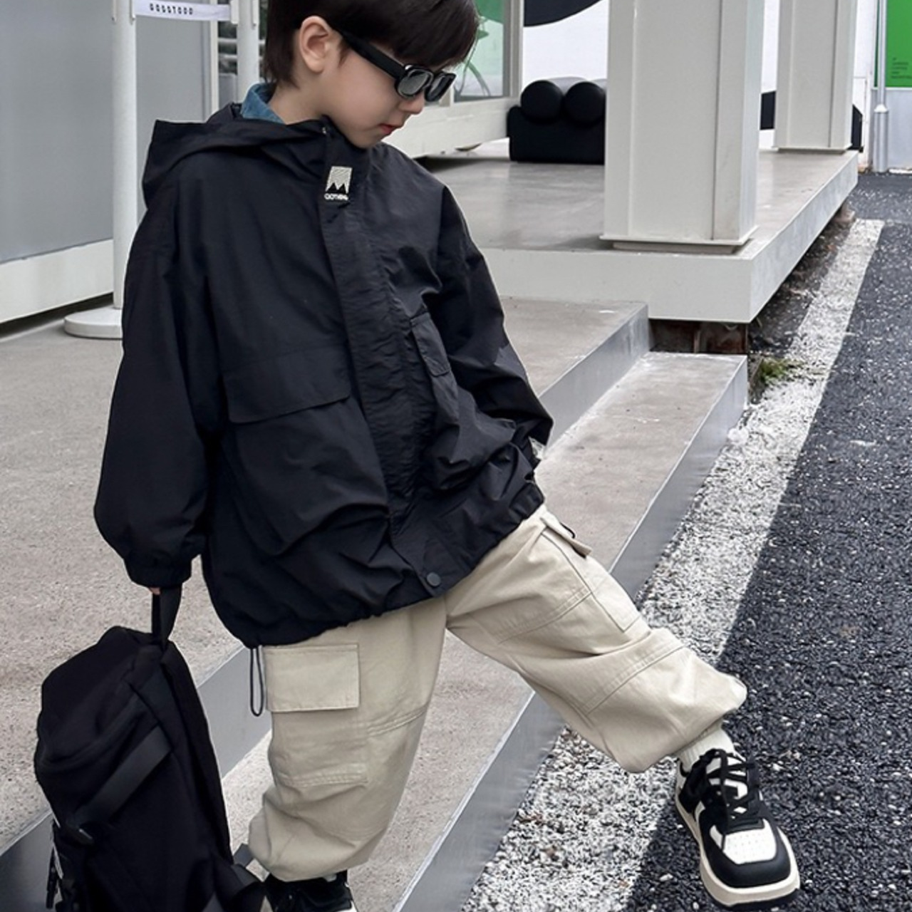 LiloWear – Vindtæt og vandafvisende – Vindjakke med hætte til børn